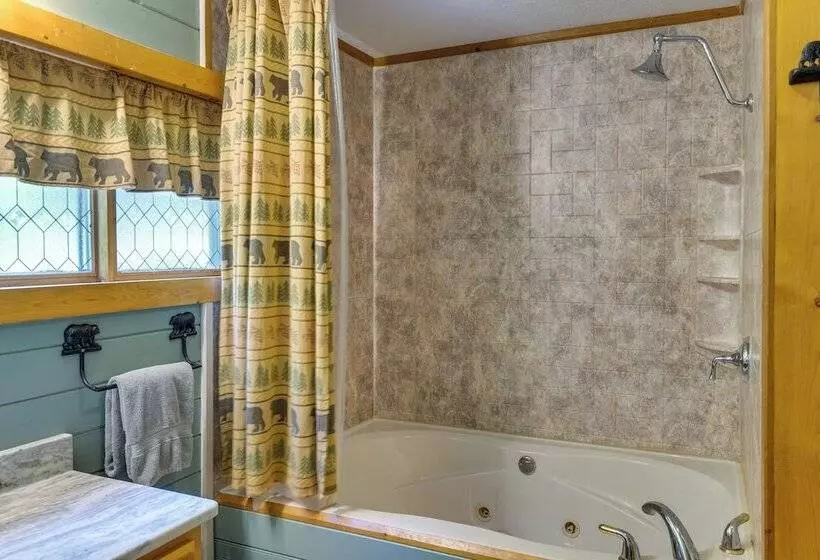 Cozy Creekside Cabin W/ Fire Pit & Views!