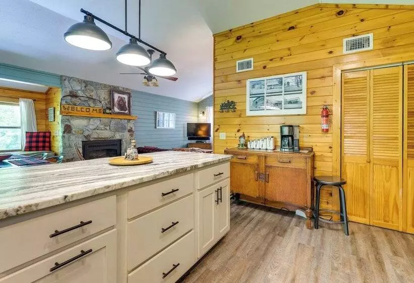 Cozy Creekside Cabin W/ Fire Pit & Views!