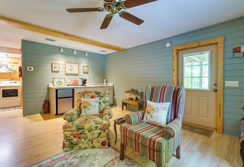 Cozy Creekside Cabin W/ Fire Pit & Views!