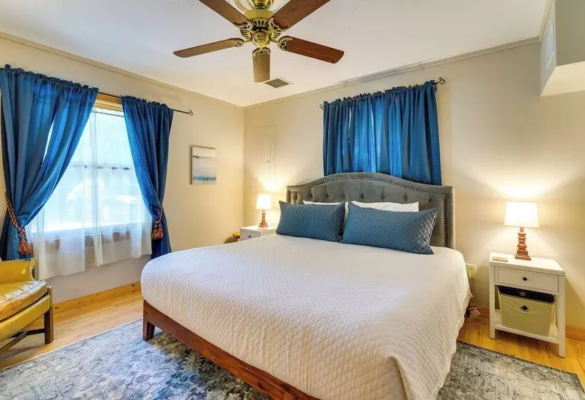 Cozy Creekside Cabin W/ Fire Pit & Views!