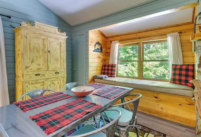 Cozy Creekside Cabin W/ Fire Pit & Views!