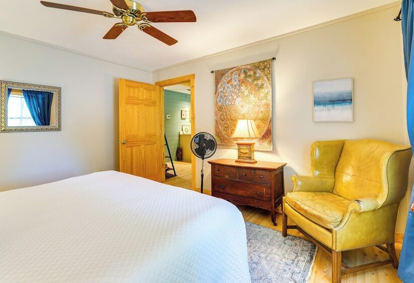 Cozy Creekside Cabin W/ Fire Pit & Views!