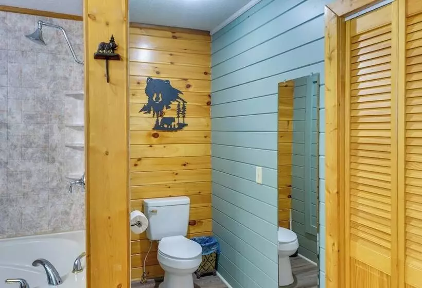 Cozy Creekside Cabin W/ Fire Pit & Views!