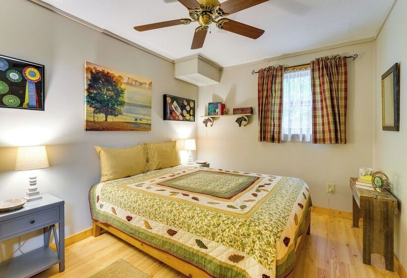 Cozy Creekside Cabin W/ Fire Pit & Views!