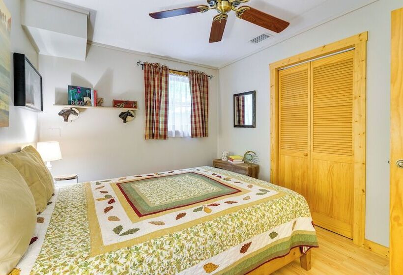 Cozy Creekside Cabin W/ Fire Pit & Views!