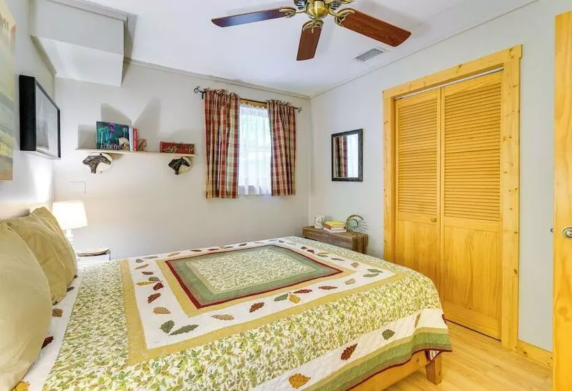 Cozy Creekside Cabin W/ Fire Pit & Views!