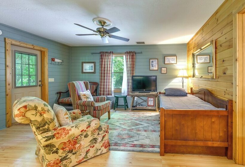 Cozy Creekside Cabin W/ Fire Pit & Views!