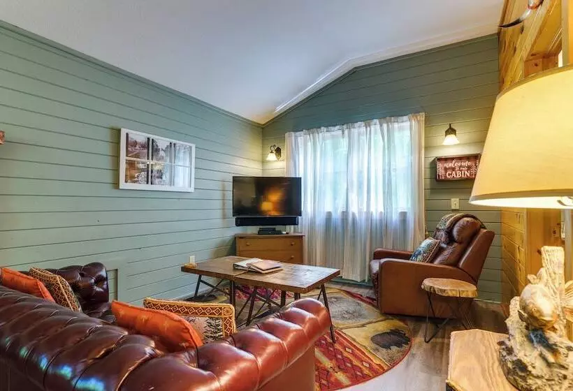 Cozy Creekside Cabin W/ Fire Pit & Views!