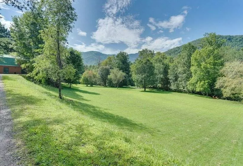 Cozy Creekside Cabin W/ Fire Pit & Views!