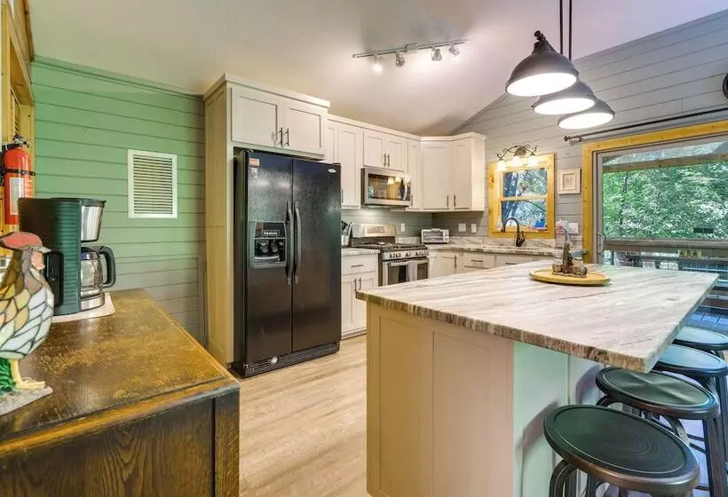 Cozy Creekside Cabin W/ Fire Pit & Views!