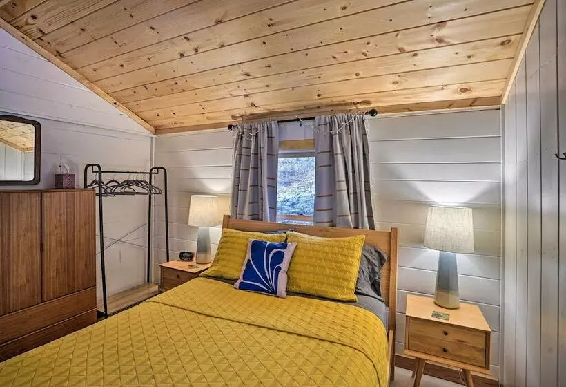 Hike & Swim On Site: Cozy Falls Brook Cabin