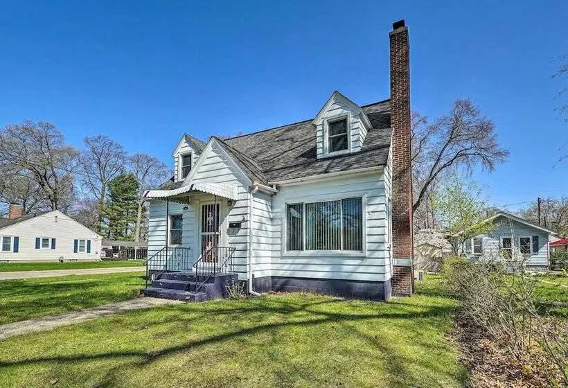 Cozy Retreat W/ Yard ~ 2 Mi To Lake Michigan!