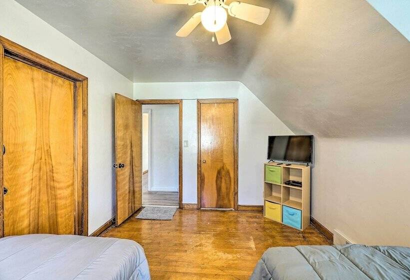 Cozy Retreat W/ Yard ~ 2 Mi To Lake Michigan!