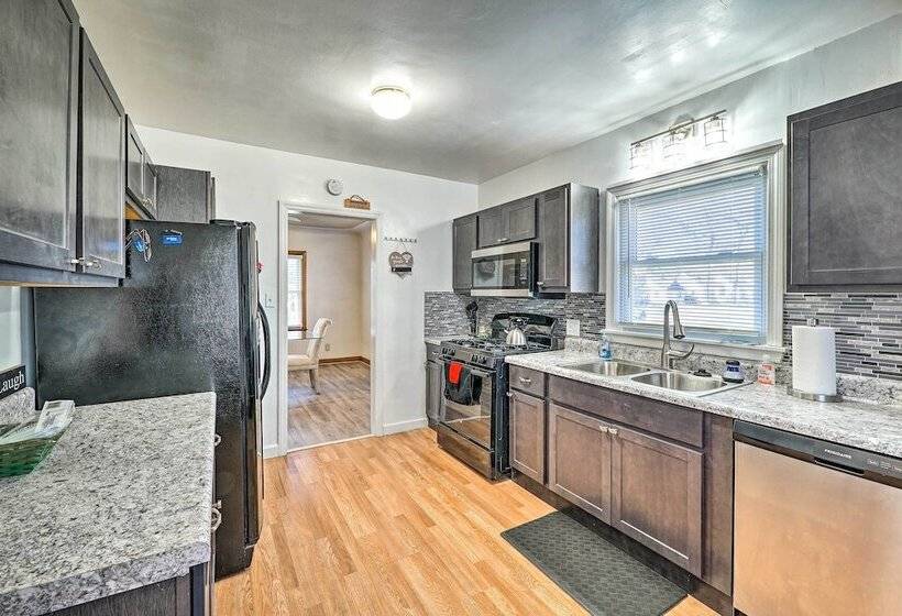 Cozy Retreat W/ Yard ~ 2 Mi To Lake Michigan!