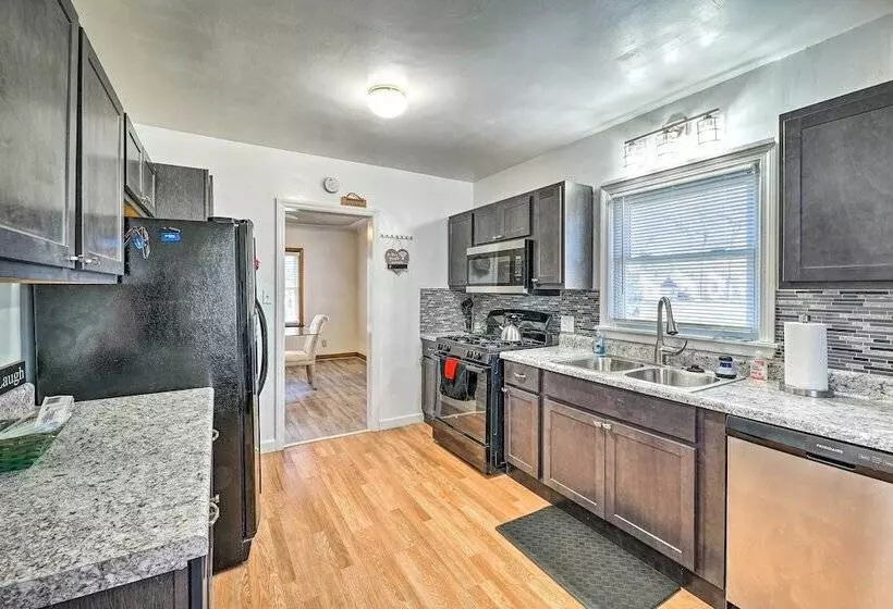 Cozy Retreat W/ Yard ~ 2 Mi To Lake Michigan!