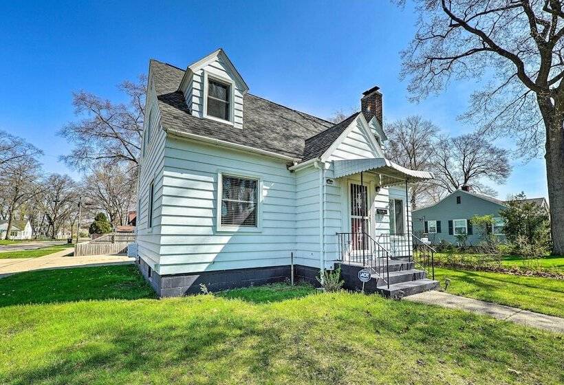 Cozy Retreat W/ Yard ~ 2 Mi To Lake Michigan!