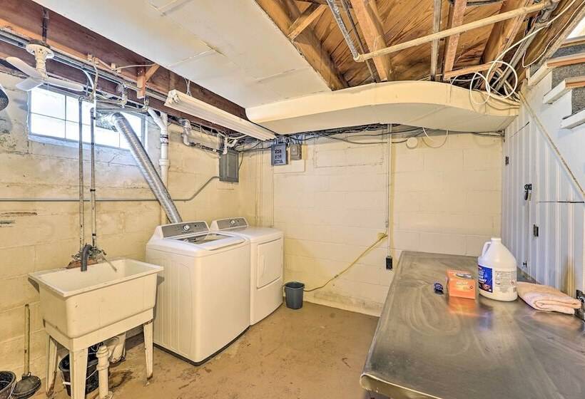 Cozy Retreat W/ Yard ~ 2 Mi To Lake Michigan!