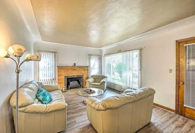 Cozy Retreat W/ Yard ~ 2 Mi To Lake Michigan!