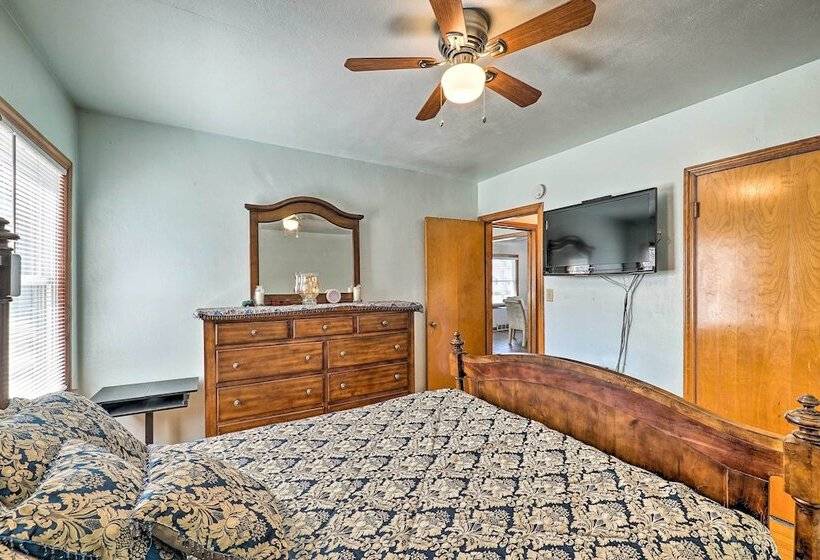 Cozy Retreat W/ Yard ~ 2 Mi To Lake Michigan!