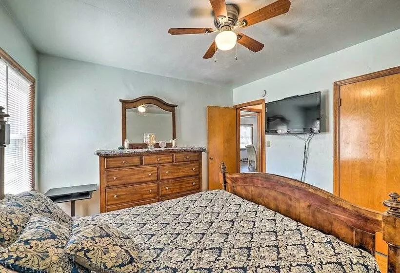 Cozy Retreat W/ Yard ~ 2 Mi To Lake Michigan!