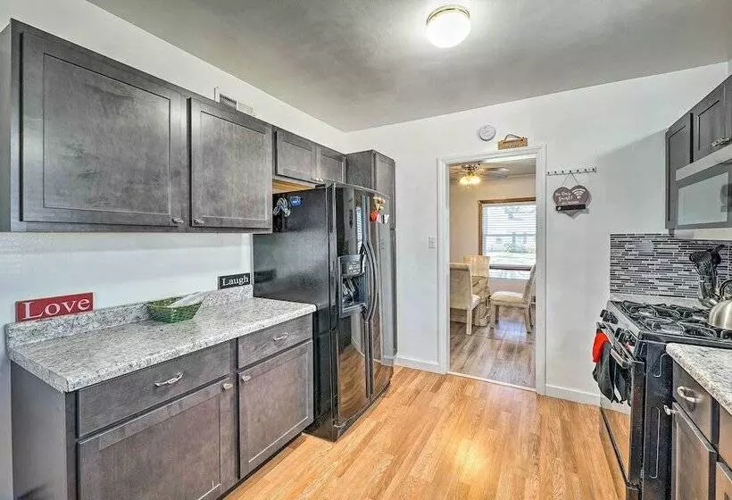 Cozy Retreat W/ Yard ~ 2 Mi To Lake Michigan!