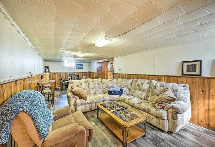 Cozy Retreat W/ Yard ~ 2 Mi To Lake Michigan!