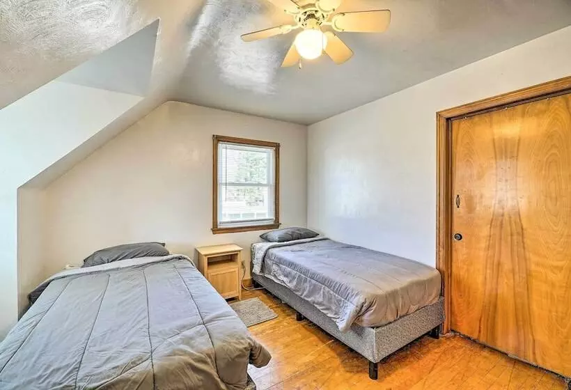 Cozy Retreat W/ Yard ~ 2 Mi To Lake Michigan!