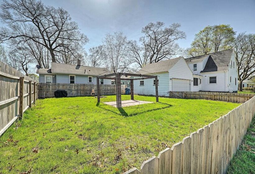 Cozy Retreat W/ Yard ~ 2 Mi To Lake Michigan!