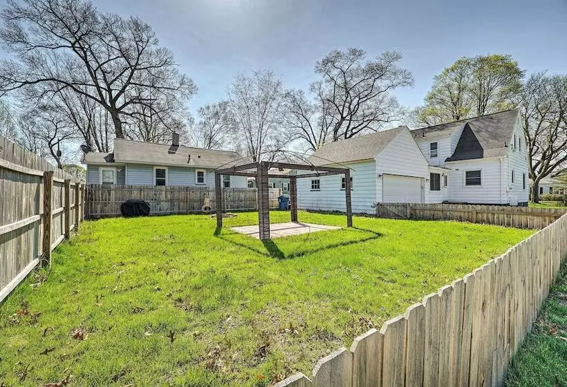 Cozy Retreat W/ Yard ~ 2 Mi To Lake Michigan!