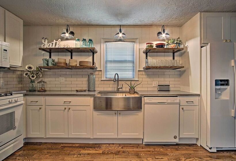 Cute Emporia House Mins To Downtown & Esu!