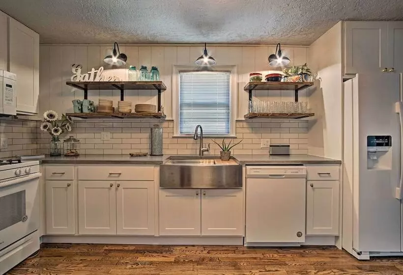 Cute Emporia House   Mins To Downtown & Esu!