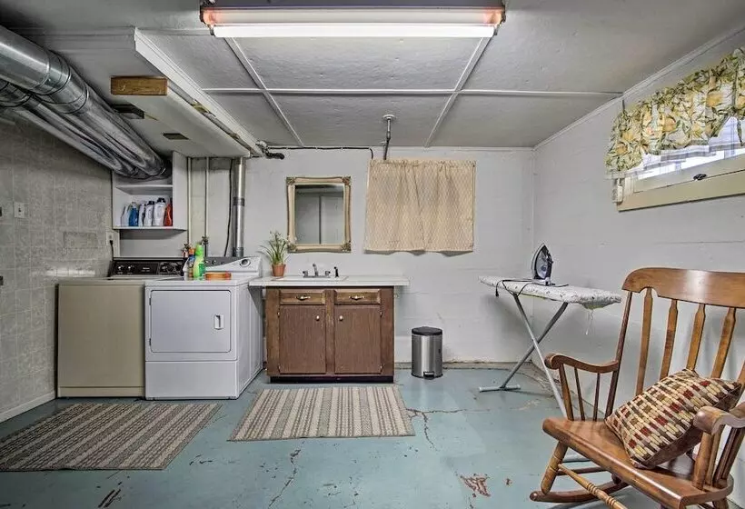 Cute Emporia House   Mins To Downtown & Esu!