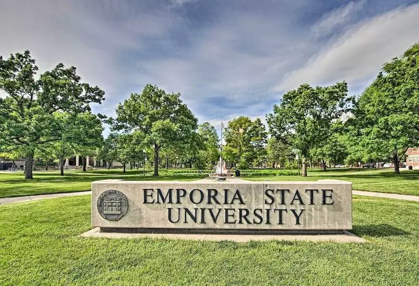 Cute Emporia House   Mins To Downtown & Esu!