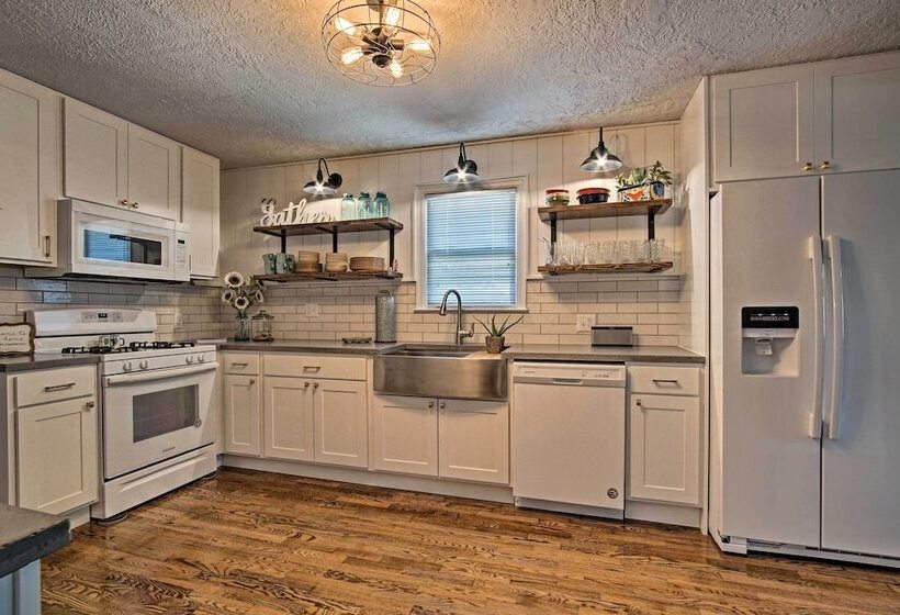 Cute Emporia House Mins To Downtown & Esu!