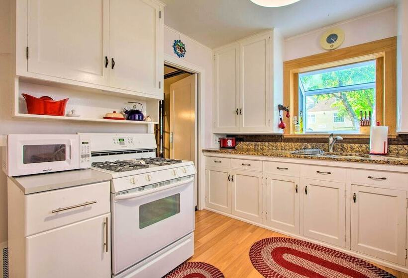 Elegant Home W/ Deck, 5 Blocks To Mayo Clinic