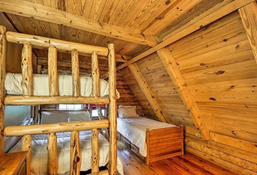 Family Friendly Massanutten Log Home W/ Views!