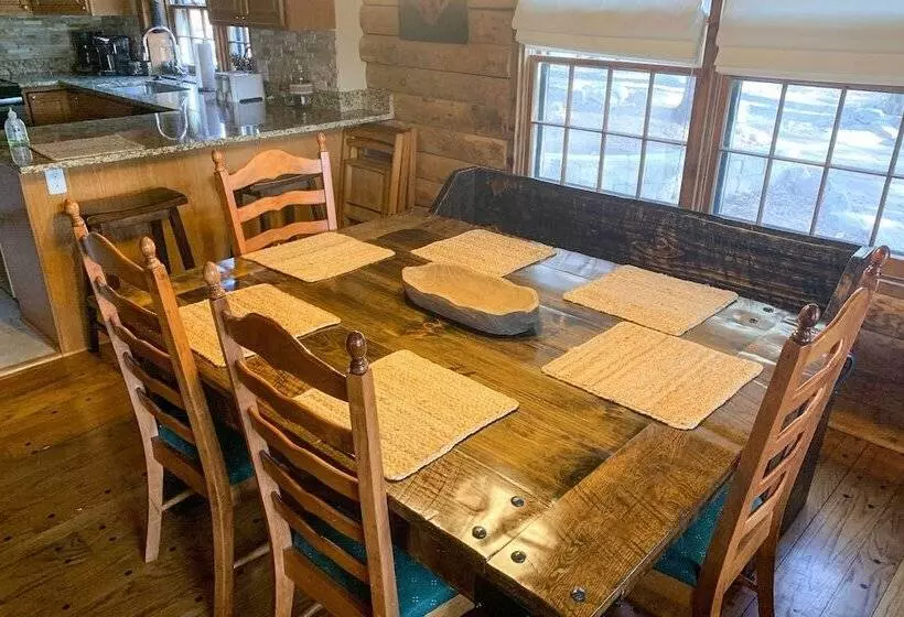 Family Friendly Massanutten Log Home W/ Views!