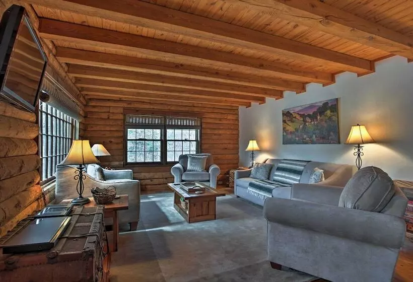 Family Friendly Massanutten Log Home W/ Views!