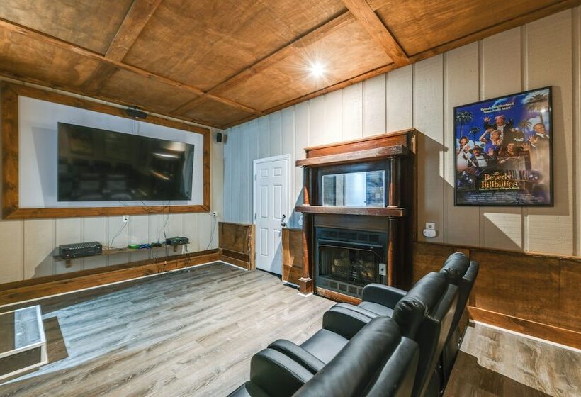 Gatlinburg Cabin W/ Indoor Hot Tub & Game Room!