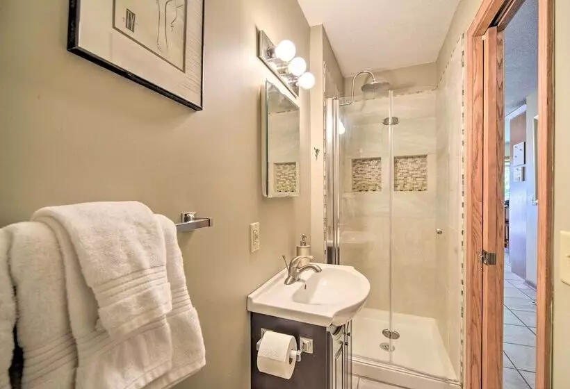 Hugo Home, Direct Lake Access & Private Dock!