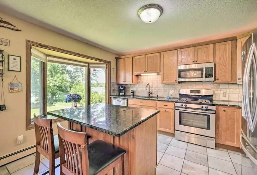 Hugo Home, Direct Lake Access & Private Dock!