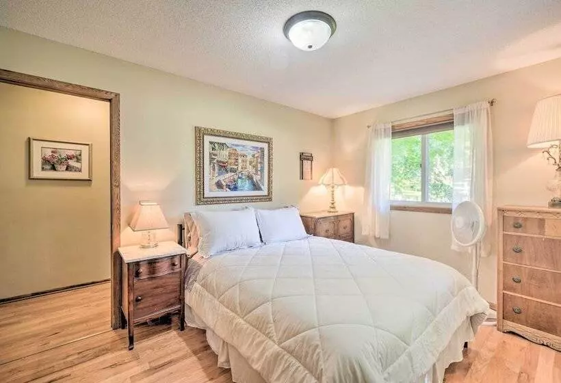 Hugo Home, Direct Lake Access & Private Dock!