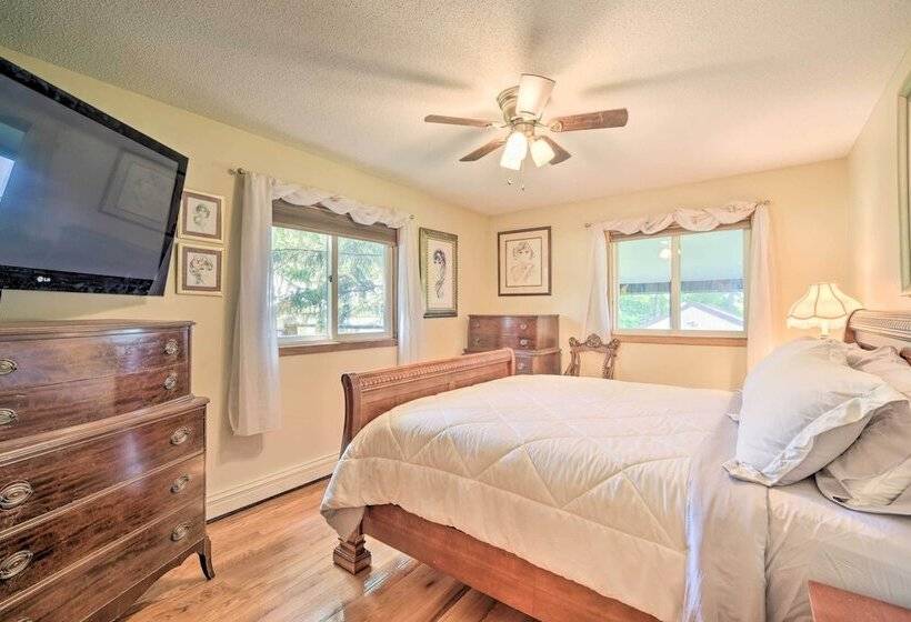 Hugo Home, Direct Lake Access & Private Dock!