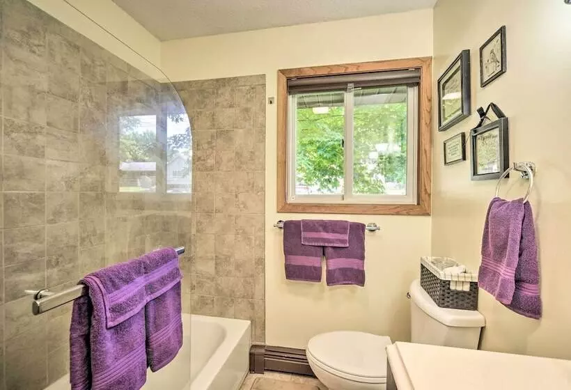 Hugo Home, Direct Lake Access & Private Dock!