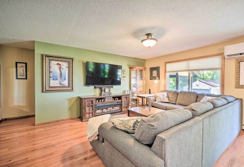 Hugo Home, Direct Lake Access & Private Dock!