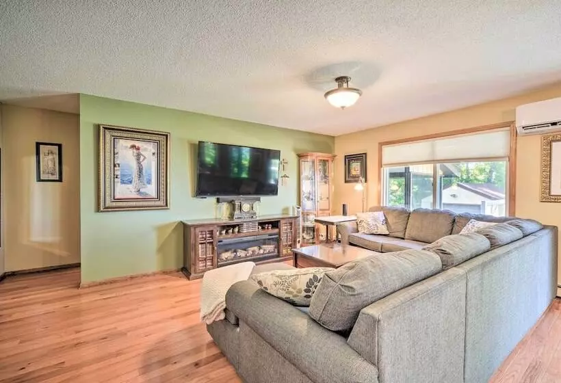 Hugo Home, Direct Lake Access & Private Dock!