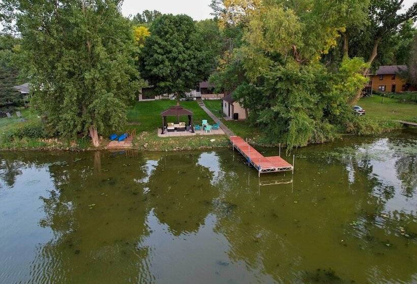 Hugo Home, Direct Lake Access & Private Dock!