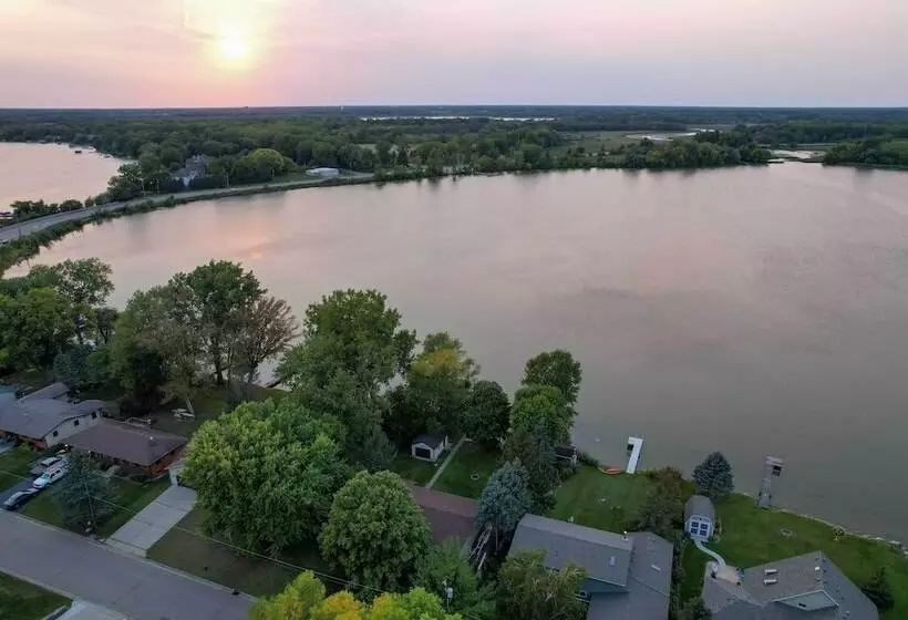 Hugo Home, Direct Lake Access & Private Dock!