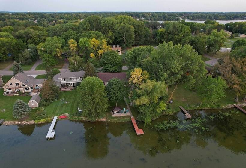 Hugo Home, Direct Lake Access & Private Dock!