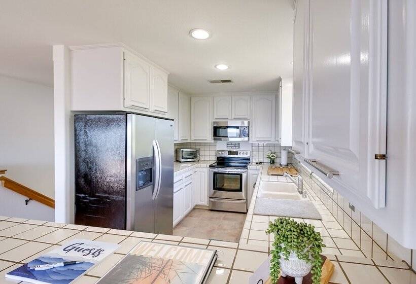 Idyllic Kelseyville Home W/ 2 Decks + Views!